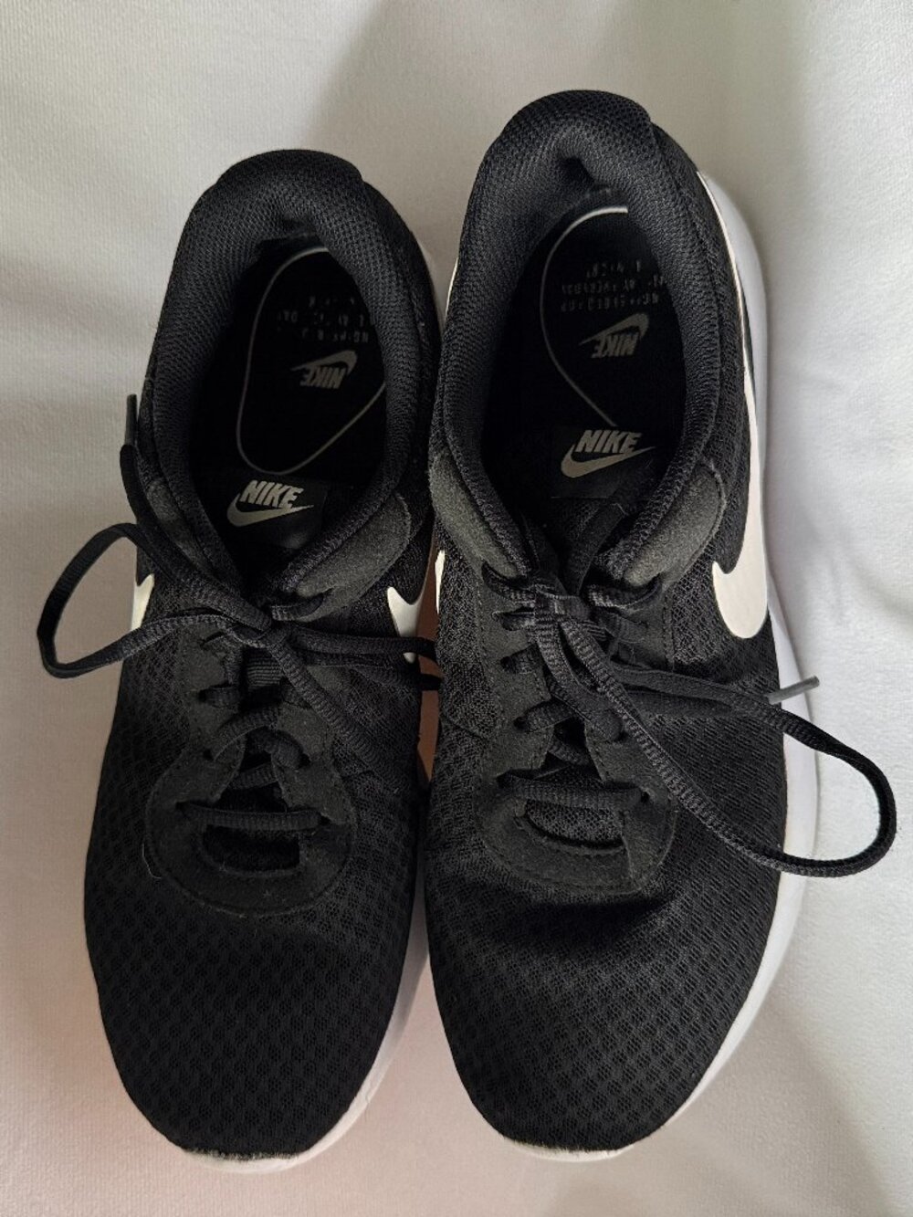 Nike Tanjun Black White Running Shoes Womens Size 11 812655-011